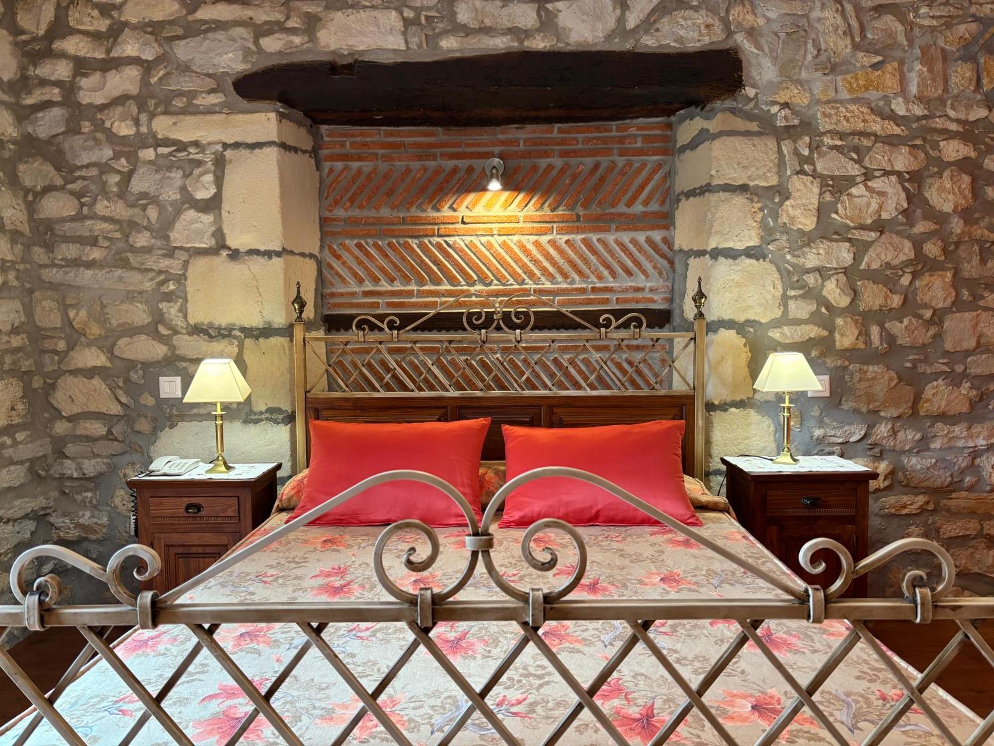 Hotel Casona Los Caballeros Santillana del Mar Exterior photo